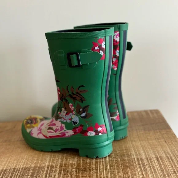 Joules Wellies in Green Floral Print - Picture 3 of 9